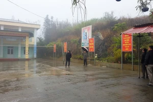 Lãnh đạo xã Bạch Đích khảo sát cơ sở vật chất trường học tại địa phương. (Ảnh: Mai Thức)