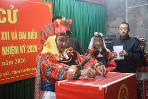 Cử tri xã Lũng Cú thực hiện bỏ phiếu bầu.