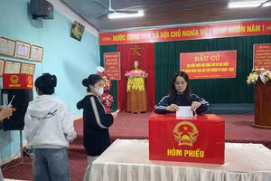 Sinh viên Trường ĐH Tân Trào tham gia bầu cử.