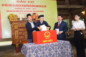 Bí thư Tỉnh uỷ Tuyên Quang Hầu A Lềnh bỏ phiếu cùng người dân tại Tân Trào. (Ảnh: CTTTQ)