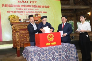 Bí thư Tỉnh uỷ Tuyên Quang Hầu A Lềnh bỏ phiếu cùng người dân tại Tân Trào. (Ảnh: CTTTQ)