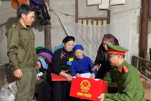 Lực lượng Công an Tuyên Quang hỗ trợ những cử tri già yếu thực hiện quyền bầu cử. (Ảnh: CATQ)