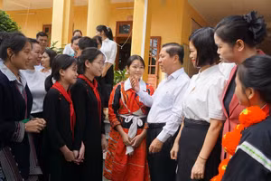 Thứ trưởng Lê Tấn Dũng trò chuyện, chia sẻ cùng học sinh Trường PTDTNT THCS&THPT Chiêm Hóa.