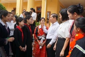 Thứ trưởng Lê Tấn Dũng trò chuyện, chia sẻ cùng học sinh Trường PTDTNT THCS&THPT Chiêm Hóa.
