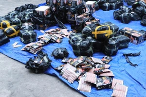 Số xúc xích không rõ nguồn gốc bị phát hiện. (Ảnh: CATQ)