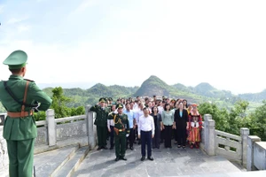 Các lãnh đạo tỉnh Tuyên Quang dự lễ thượng cờ tại Cột cờ Lũng Cú. (Ảnh: Ngọc Hưng)