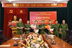 Đại tá Nguyễn Thành Chung, Phó Giám đốc Công an tỉnh Tuyên Quang khen thưởng đột xuất Phòng Cảnh sát hình sự và Phòng An ninh điều tra. (Ảnh: CATQ)