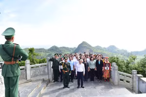 Các lãnh đạo tỉnh Tuyên Quang dự lễ thượng cờ tại Cột cờ Lũng Cú. (Ảnh: Ngọc Hưng)