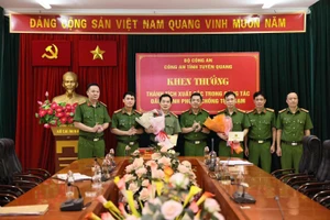 Đại tá Nguyễn Thành Chung, Phó Giám đốc Công an tỉnh Tuyên Quang khen thưởng đột xuất Phòng Cảnh sát hình sự và Phòng An ninh điều tra. (Ảnh: CATQ)