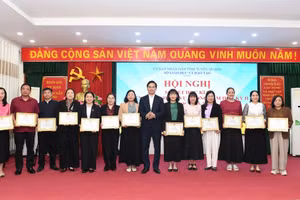 Các tổ chức, cá nhân có thành tích xuất sắc trong học kỳ I được khen thưởng.