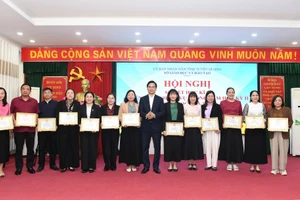 Các tổ chức, cá nhân có thành tích xuất sắc trong học kỳ I được khen thưởng.