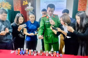 Các cán bộ, giáo viên được hướng dẫn, nhận biết các dạng ma túy.