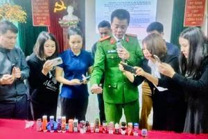 Các cán bộ, giáo viên được hướng dẫn, nhận biết các dạng ma túy.