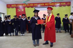 Các học viên nhận bằng tốt nghiệp tại Trường Cao đẳng Kỹ thuật và Công nghệ Hà Giang.