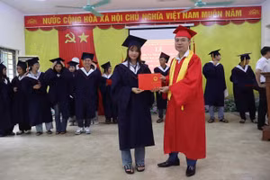 Các học viên nhận bằng tốt nghiệp tại Trường Cao đẳng Kỹ thuật và Công nghệ Hà Giang.