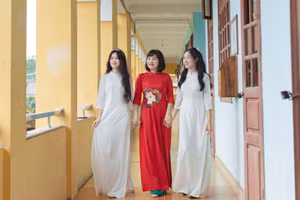 Cô Đàm Thị Hạnh cùng học trò. (Ảnh: NVCC)