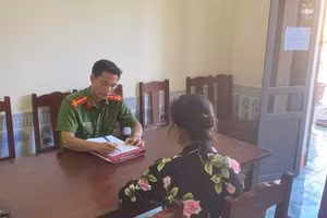 Công an giải thích cho bà Nguyễn Thị C. hành vi lừa đảo của các đối tượng. (Ảnh CA Phú Thọ)