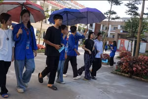 Các em học sinh đến điểm thi học quy chế.