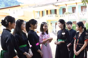 Cô giáo Nguyễn Thị Hải bên các em học sinh.