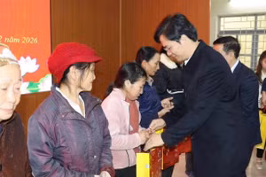 Ông Vũ Đình Hưng, Giám đốc Sở GD&ĐT Tuyên Quang trao quà cho các hộ nghèo xã Thái Sơn.