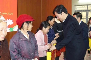 Ông Vũ Đình Hưng, Giám đốc Sở GD&ĐT Tuyên Quang trao quà cho các hộ nghèo xã Thái Sơn.