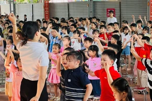 Cô trò Trường Tiểu học Lê Văn Tám, Minh Xuân, Tuyên Quang. (Ảnh: NTCC)