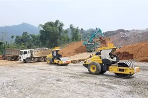 Nhà thầu thi công tập trung máy móc, đẩy nhanh tiến độ. (Ảnh: Quốc Việt)