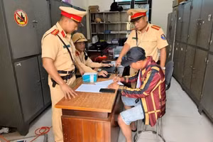 CSGT Tuyên Quang xử lý những trường hợp lái xe dương tính với ma túy. Ảnh: TG