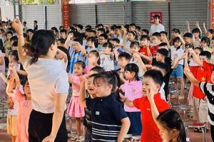 Cô trò Trường Tiểu học Lê Văn Tám, Minh Xuân, Tuyên Quang. (Ảnh: NTCC)