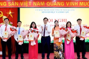 Giám đốc Sở GD&ĐT Tuyên Quang Vũ Đình Hưng trao quyết định cho Chánh Văn phòng và các trưởng phòng chuyên môn. (Ảnh: Huy Hoàng)