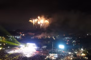 Sân khấu và màn pháo hoa rực rỡ tại quảng trường TP Yên Bái.