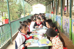 Các hoạt động ngoại khóa tại thư viện xanh, thu hút các em học sinh vùng cao đến trường đều đặn. (Ảnh: Phạm Hoan)