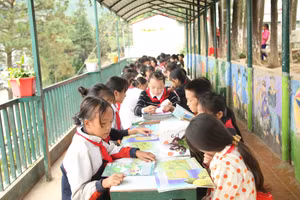 Các hoạt động ngoại khóa tại thư viện xanh, thu hút các em học sinh vùng cao đến trường đều đặn. (Ảnh: Phạm Hoan)