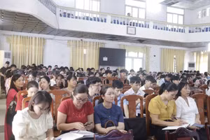 Đông đảo giảng viên, tân sinh viên tham gia hội nghị.