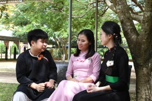 Cô Hải chia sẻ với học trò ngoài giờ học.