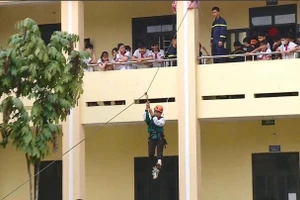 Học sinh trải nghiệm kỹ năng sinh tồn khi gặp sự cố. (Ảnh: CATQ)