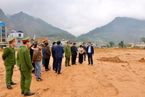 Lãnh đạo địa phương quan tâm sát sao trong việc xây dựng trường nội trú liên cấp.