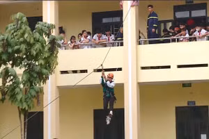 Học sinh trải nghiệm kỹ năng sinh tồn khi gặp sự cố. (Ảnh: CATQ)