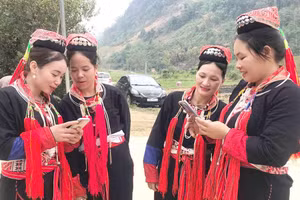 Khoảng cách thông tin được rút ngắn giúp người dân vươn lên thoát nghèo.