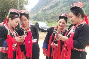 Khoảng cách thông tin được rút ngắn giúp người dân vươn lên thoát nghèo.