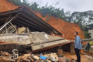 Gia đình anh Nguyễn Tuấn Vinh bị sập hoàn toàn nhà ở, hiện đang phải đi ở nhờ 2 nơi.