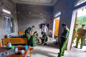 Lực lượng công an khống chế đối tượng, giải cứu cháu bé.(Ảnh: CA Phú Thọ)