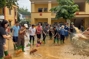 Lãnh đạo, cán bộ Sở GD&ĐT tỉnh Lào Cai hỗ trợ công tác khắc phục hậu quả sau bão tại một số trường trên địa bàn tỉnh.