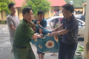 Lực lượng Công an kịp thời đưa sản phụ đến nơi sinh an toàn. (Ảnh: CATQ)