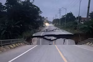 Cầu Tát Luông bị sập khiến giao thông tê liệt.