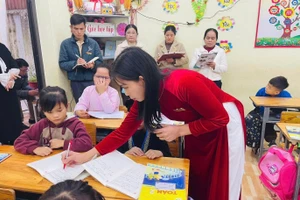 Tổ tư vấn chuyên môn cấp tỉnh dự giờ trực tuyến tại Trường Tiểu học Phan Thiết, phường Minh Xuân.