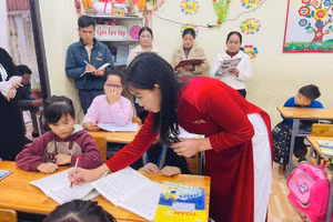 Tổ tư vấn chuyên môn cấp tỉnh dự giờ trực tuyến tại Trường Tiểu học Phan Thiết, phường Minh Xuân.