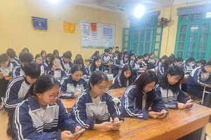 Học sinh Trường THPT Nguyễn Văn Huyên tham gia thi trực tuyến tìm hiểu "80 năm Ngày Tổng tuyển cử đầu tiên bầu Quốc hội Việt Nam".