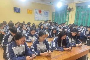 Học sinh Trường THPT Nguyễn Văn Huyên tham gia thi trực tuyến tìm hiểu "80 năm Ngày Tổng tuyển cử đầu tiên bầu Quốc hội Việt Nam".