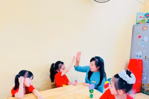 Cô và trò Trường Tiểu học Trường Thành (Minh Xuân, Tuyên Quang) trong ngày tựu trường.